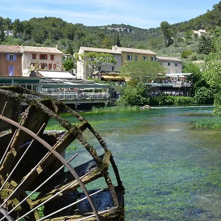 Cote Court Bed & Breakfast LʼIsle-sur-la-Sorgue